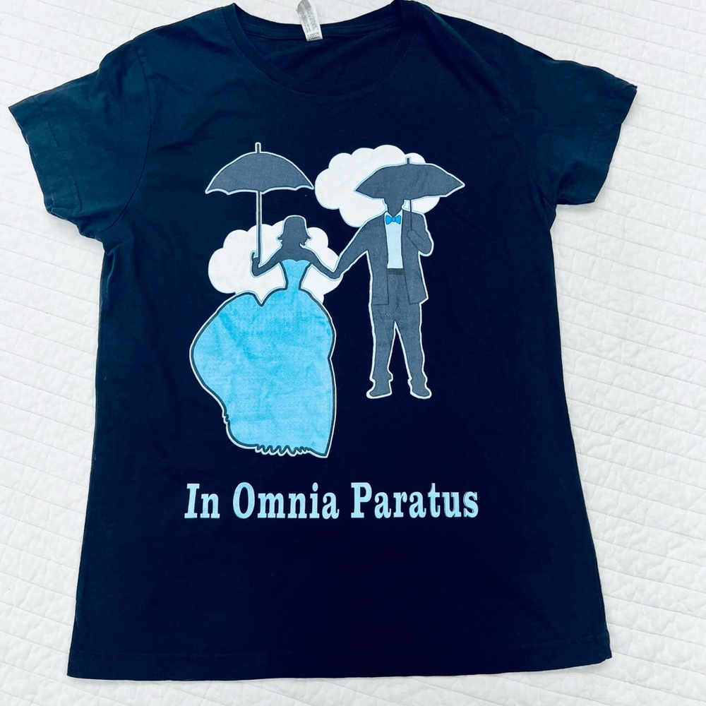 Gilmore Girls “In Omnia Paratus” black t-shirt, size Large